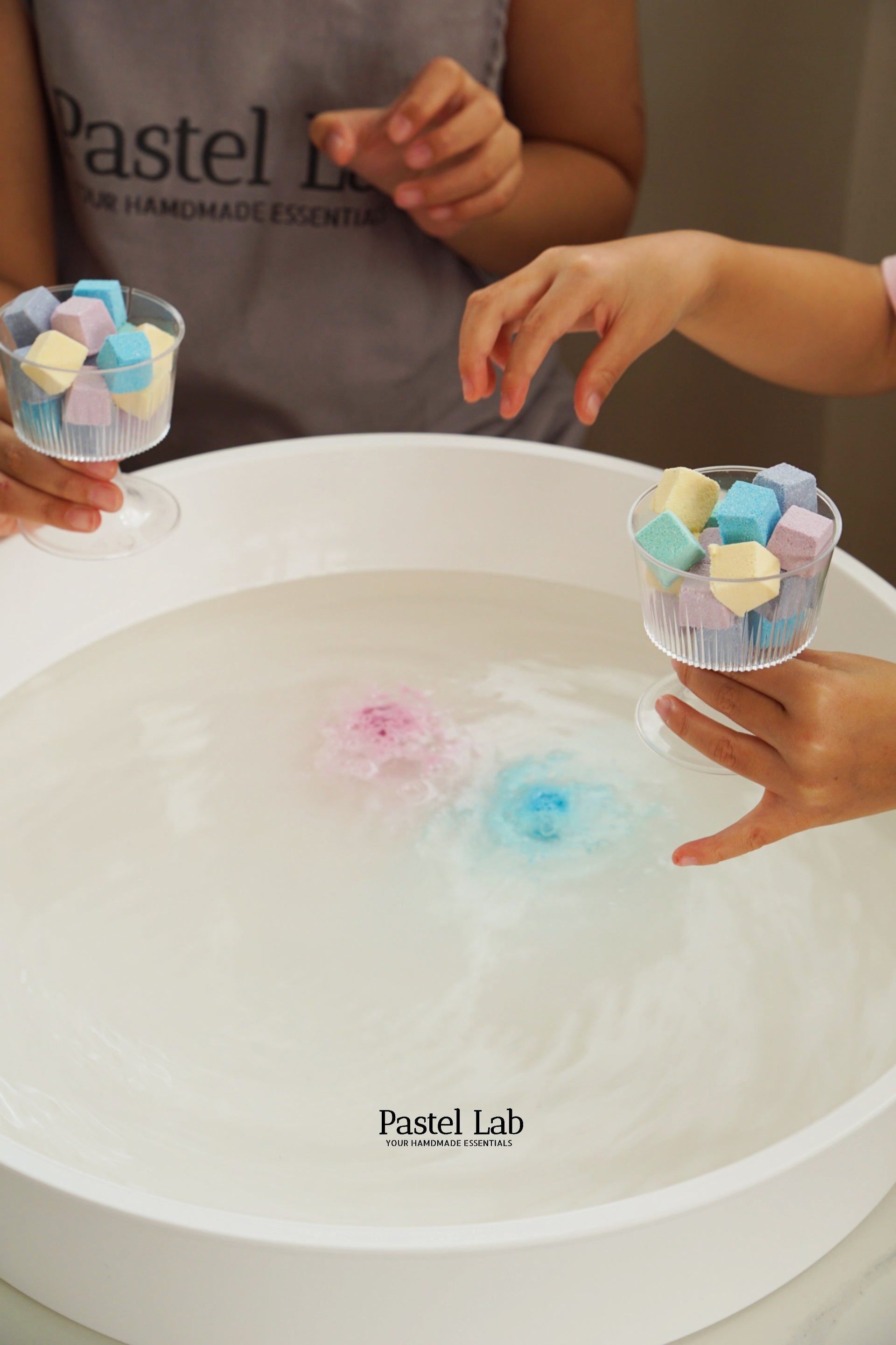 彩虹粒粒彈桶 Rainbow Bath Bomb Cube Tub (內附小玩具)